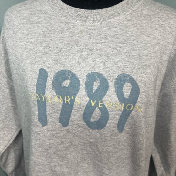 Taylor Swift 1989 (Taylor’s Version) Sweatshirt | Swiftie Merch | Cozy Crewneck - Picture 2 of 6